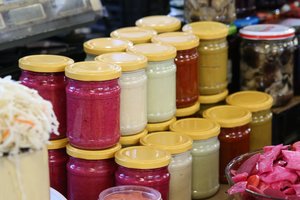 Ant stalo – krienų indelis, o kas jame? Sužinokite, kokių medžiagų ir priedų dar suvalgote