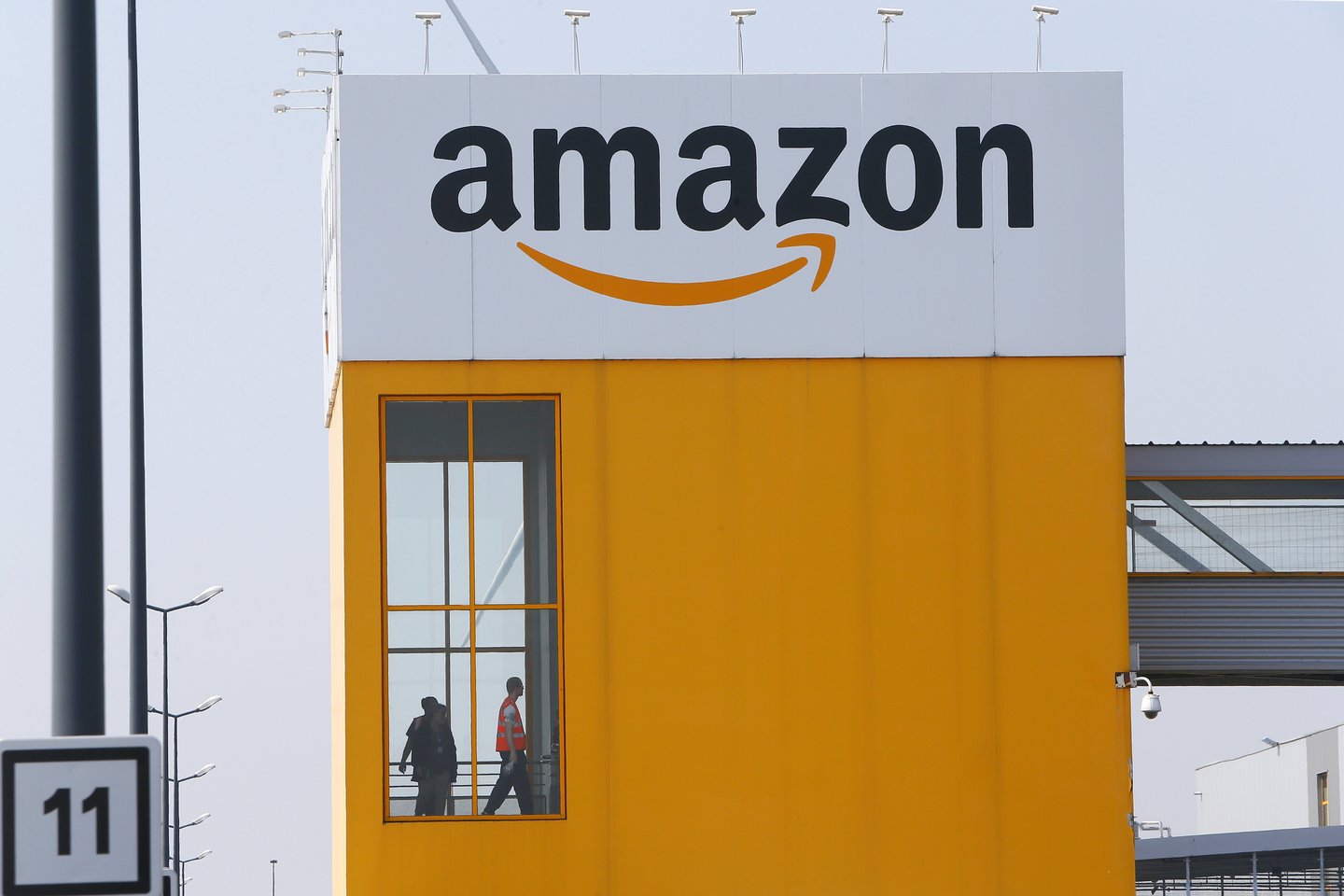 „Amazon“ planuoja kurti atskirą įmonės laboratoriją, kurioje bus atliekami darbuotojų tyrimai dėl COVID-19.<br>„AP/Scanpix“ nuotr.