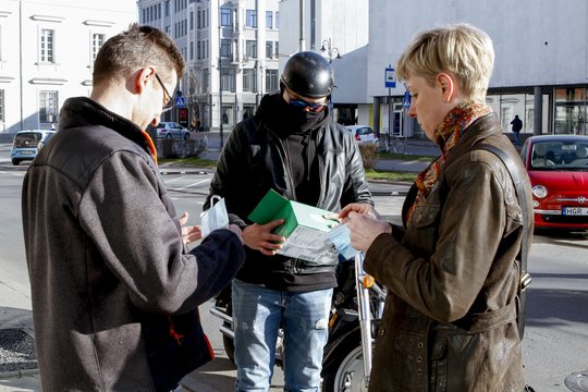 Vilniečio gerumas: nemokamai dalija apsaugines kaukes ir maldauja jas užsidėti