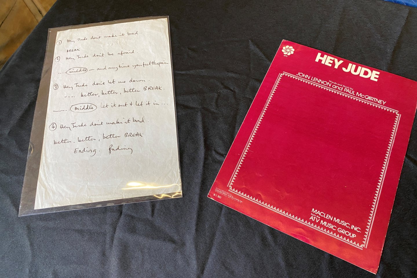  Popieriaus lapas, ant kurio Paulas McCartney ranka užrašė dainos „Hey Jude“ žodžius, internetiniame aukcione penktadienį buvo parduotas už 910 tūkst. JAV dolerių.  <br> Reuters/Scanpix nuotr.