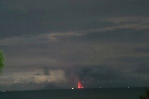 Indonezijos Anak Krakatau ugnikalnis spjaudosi pelenais, veržiasi lava 