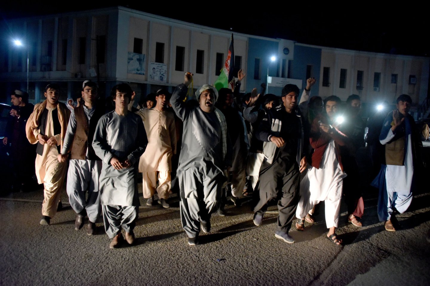 Talibanas planuoja paleisti 20 vyriausybei ištikimų kalinių Afganistano pietiniame Kandaharo mieste, sekmadienį pranešė vienas grupuotės atstovas, abiem šalims, regis, pasiekus proveržį derybose, iš kurių sukilėliai praėjusią savaitę pasitraukė.<br>SIPA press/Scanpix nuotr.