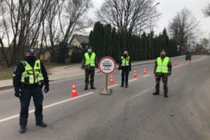Patikros postai savaitgalį: 10 tūkst. nepraleistų, kiti pareigūnams veža cepelinų