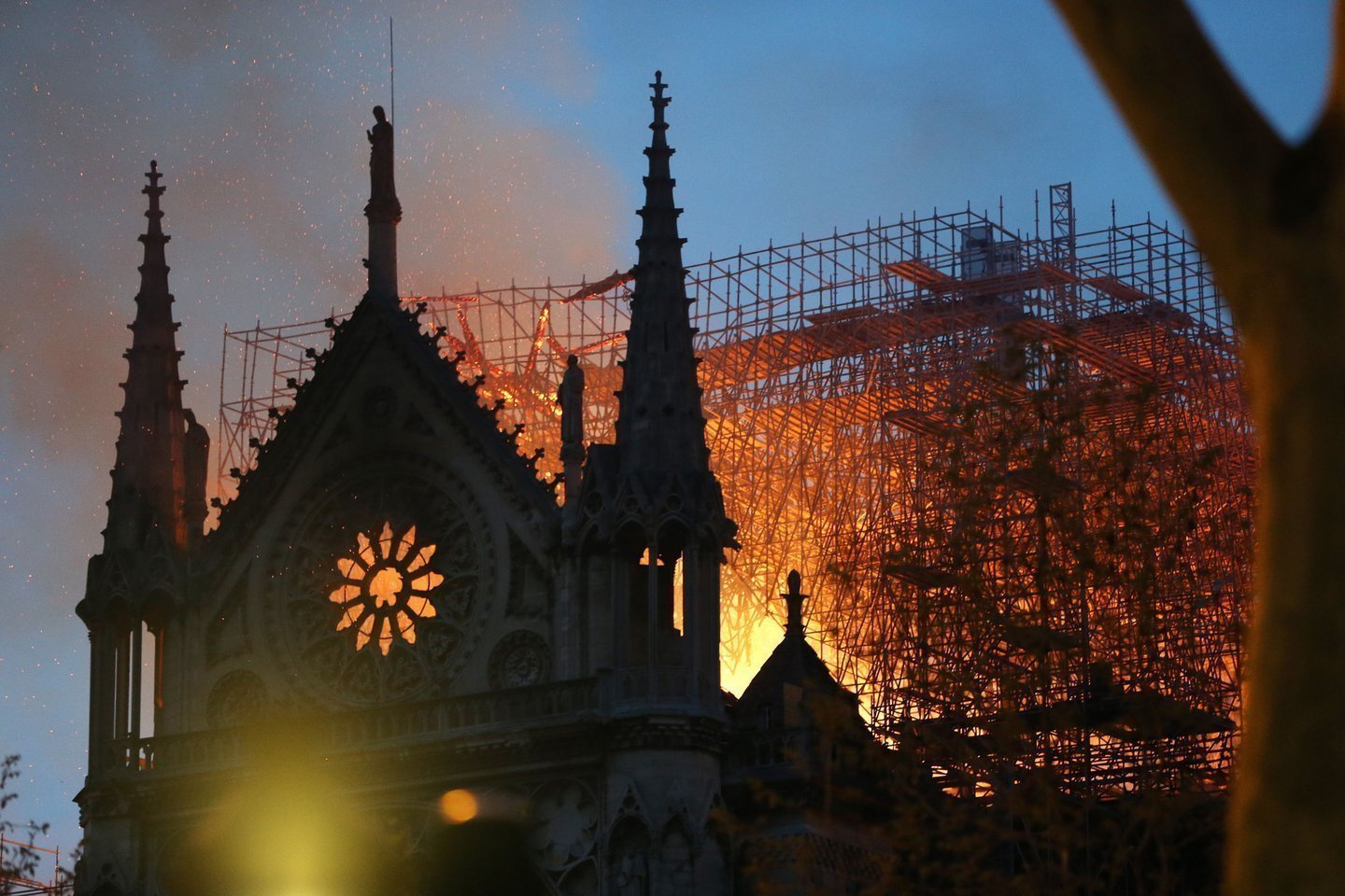 2019 m. gaisras nuniokojo svarbiausią Paryžiaus šventovę, žymiausią ankstyvosios gotikos architektūros paminklą Paryžiaus Dievo Motinos katedrą. Ugnis sunaikino katedros stogą ir smailę, dalį dailės paminklų.<br>Sipa Press/Scanpix nuotr.