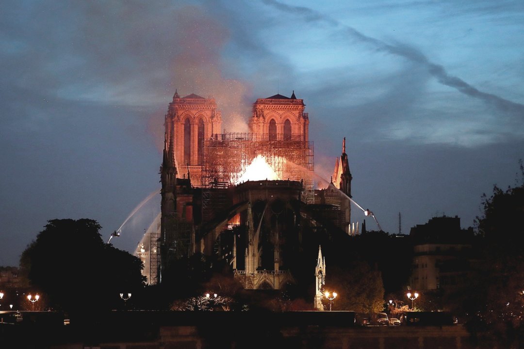 2019 m. gaisras nuniokojo svarbiausią Paryžiaus šventovę, žymiausią ankstyvosios gotikos architektūros paminklą Paryžiaus Dievo Motinos katedrą. Ugnis sunaikino katedros stogą ir smailę, dalį dailės paminklų.<br>„Reuters“/„Scanpix“ nuotr.