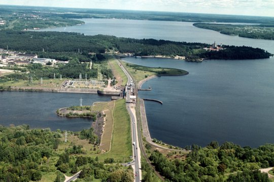 1960 m. paleistas pakutinis, ketvirtasis, Kauno hidroelektrinės agregatas. Pradėjusi dirbti visu pajėgumu hidroelektrinė gamino apie 30 proc. visos tuo metu Lietuvoje pagaminamos elektros energijos. 2014 m. elektrinei suteiktas Algirdo Brazausko vardas.<br>A.Barzdžiaus nuotr.
