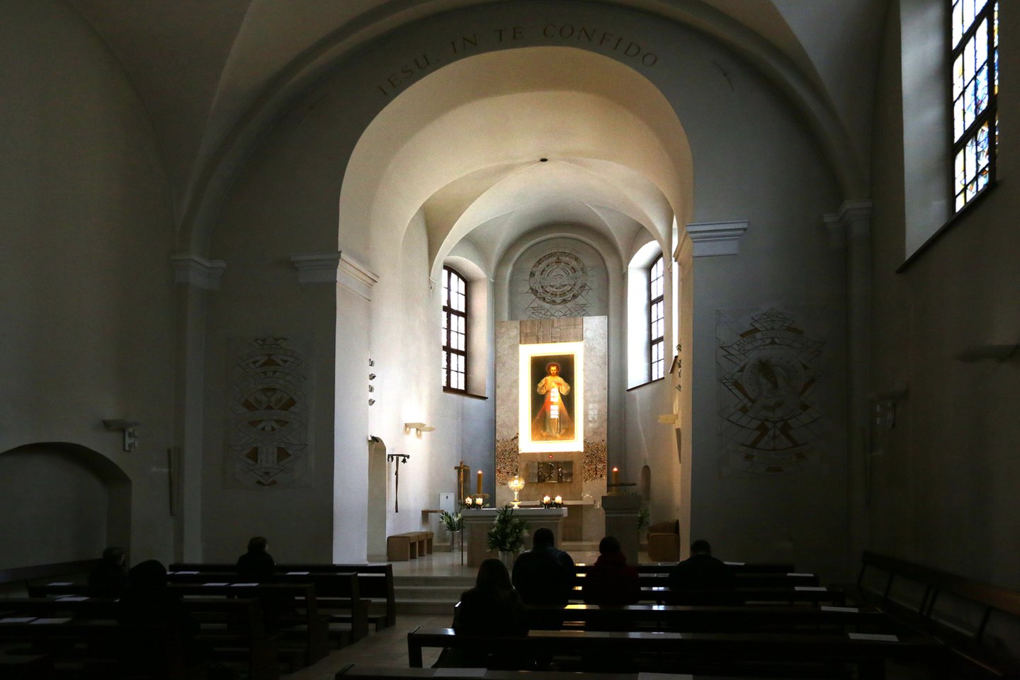 2004 m. pašventinta restauruota Šventosios Trejybės bažnyčia Vilniuje, nuo šiol ji bus vadinama Dievo Gailestingumo šventove. Ta proga ketinta iš šalia esančios Šventosios Dvasios bažnyčios perkelti Gailestingojo Jėzaus paveikslą, tačiau jo perkėlimui pasipriešino lenkų tikintieji. Paveikslas buvo perkeltas 2005 m. rugsėjo 28 d. Gailestingojo Jėzaus paveikslą 1934 m. nutapė dailininkas Eugeniuszas Kazimirowskis pagal šventosios Faustinos Kowalskos regėjimą.<br>V.Balkūno nuotr.