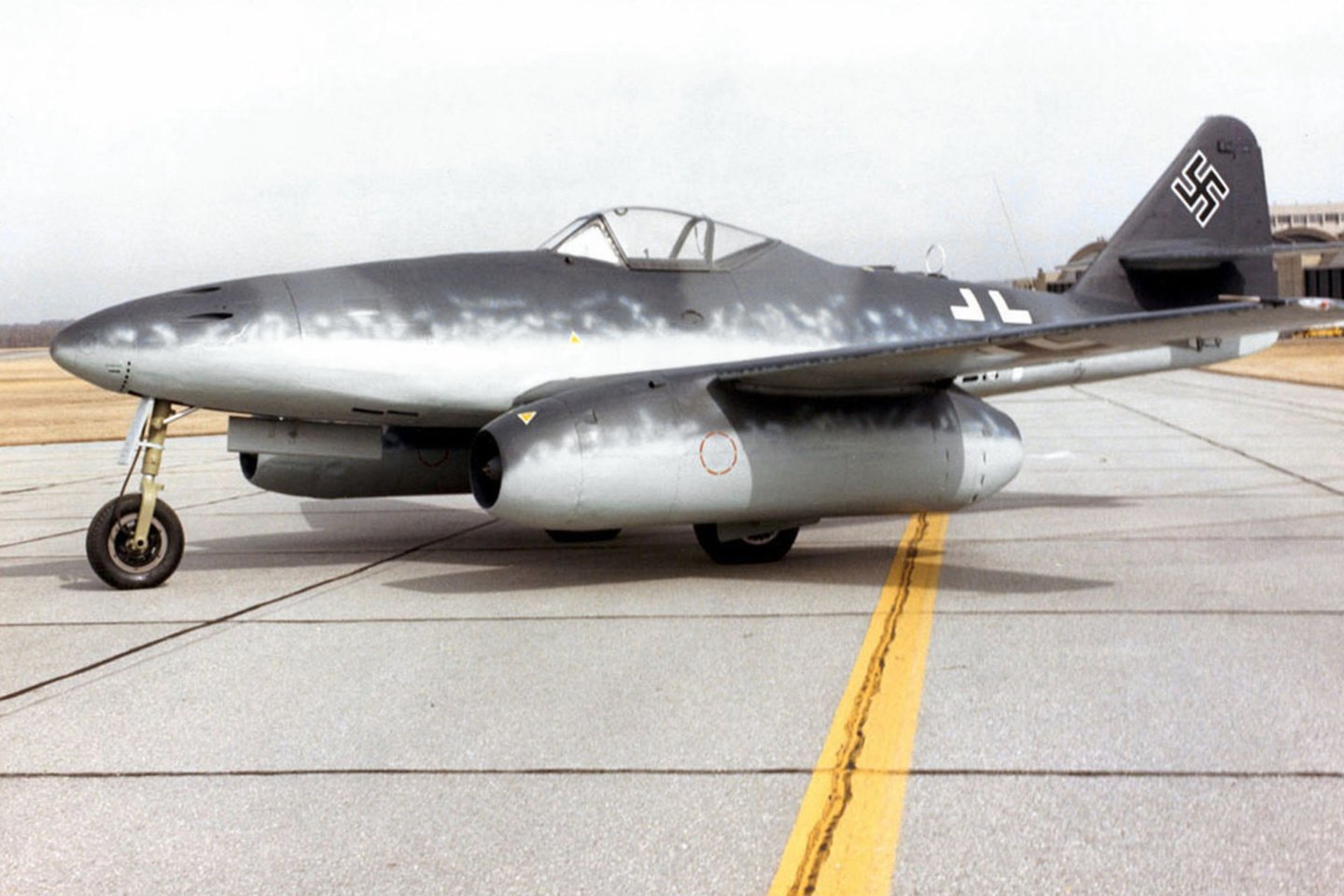 1941 m. Vokietija išbandė dar vieną „meseršmitą“ – naikintuvo „Me-262“ prototipą, dar vadinamą „Kregžde“ (vokiškai – Schwalbe). Jis laikomas pirmuoju serijinės gamybos reaktyviniu lėktuvu, naudotu karo veiksmuose. Baigiantis II pasauliniam karui Vokietijos karo pramonė pagamino 1430 tokių naikintuvų.<br>wikipedia nuotr.
