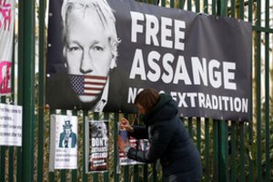 „WikiLeaks“ įkūrėjas J. Assange‘as ir jo advokatė Stella Morris sukūrė šeimą