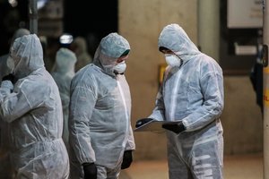 Užsikrėtusiųjų skaičiui mažėjant – pesimistinės prognozės: šią savaitę jų daugės, piko dar nepasiekėme