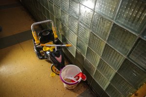 Aiškėja daugiau detalių apie tragediją Šilutėje: girtas į lovą kritęs tėvas pražudė kūdikį 