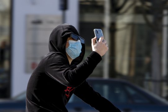 Profesorė įspėjo, kokių veido kaukių verčiau nedėvėti: jos tikrai netinka apsaugai