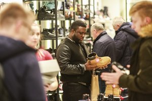 Austrijoje darbą atnaujina pirmosios parduotuvės ir paslaugų įmonės