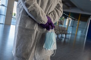 Įsiutęs pirkėjas puolė talžyti parduotuvės apsaugininką dėl pastabos, kad reikia nešioti kaukę