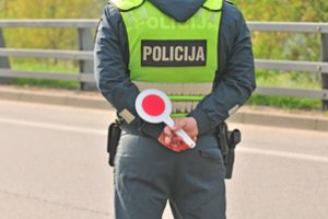 Karantino metu išgėrus keliauti drąsiau: pareigūnai fiksavo sunkiai ant kojų pastovinčius vairuotojus