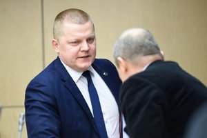 Emocijų proveržis viešai transliuotame NSGK posėdyje: chaosas, kaltinimai ir grasinimai išeiti