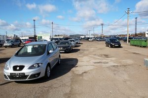 Kovą Lietuvos naudotų lengvųjų automobilių rinka smuko beveik perpus
