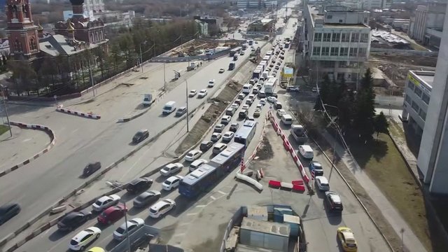 Pamatykite: Maskvoje įvedus griežtą įvažiuojančiųjų patikrą, susidarė milžiniškos spūstys