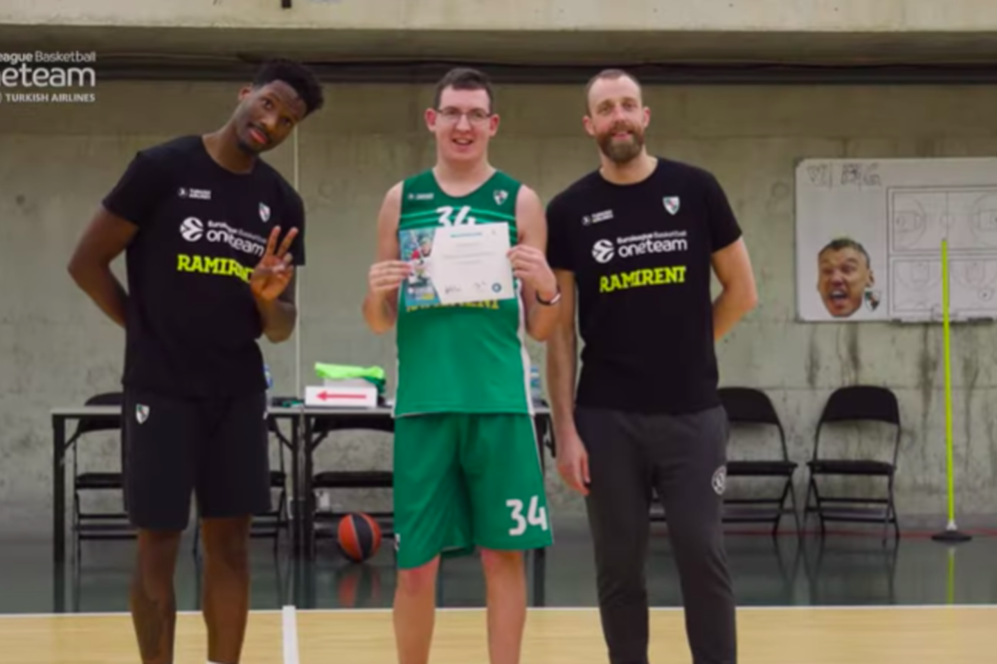 Jautri akimirka: žalgiriečiai suteikė džiaugsmo „One Team“ dalyviams.<br> Youtube stop kadras.