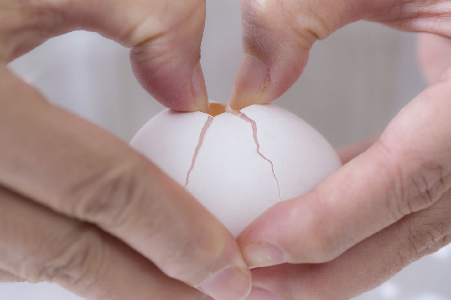 Kiaušinius parduodančių įmonių atstovai teigia, kad pramoniniuose ūkiuose mažai tikėtina situacija, kad tarp maistinių įsimaišytų apvaisintas kiaušinis.<br> 123rf nuotr.