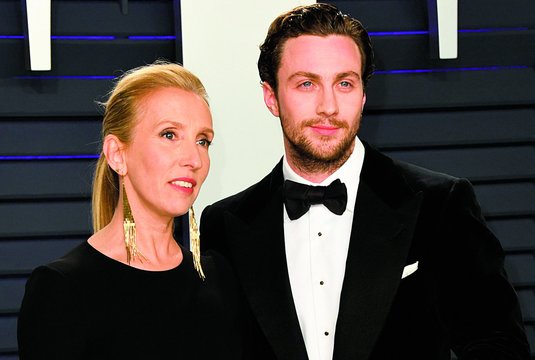 „50 pilkų atspalvių“ režisierė Sam Taylor-Johnson džiaugiasi į sūnus tinkančio vyro meile
