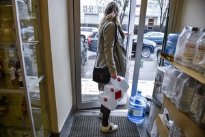 Sukčiai pelnosi iš viruso – daugėja nesąžiningų prekybininkų ir klaidinančios reklamos