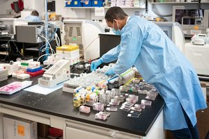 Šviesa tunelio gale: viliasi radę būdą, kaip milijonus grąžinti į darbo vietas ir sustabdyti ekonomikos nykimą