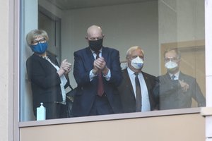 Artinantis krizei Seimas pirmiausia suskubo rūpintis pažeidėjais: palygino su marodieriais