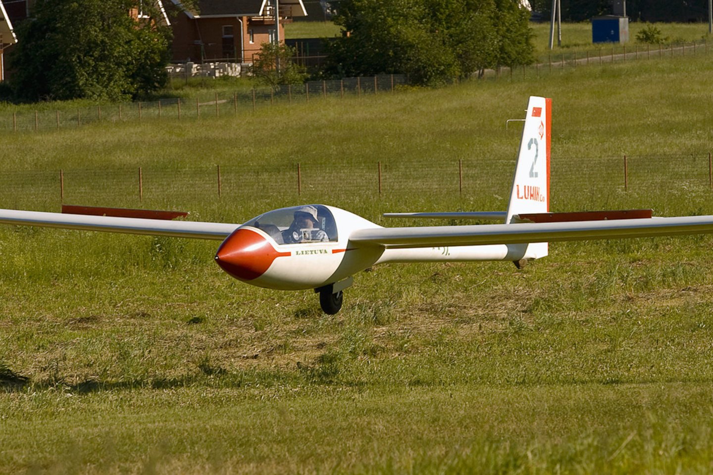 Prienų Ekspermentinės sportinės aviacijos gamyklos pasididžiavimas – sklandytuvas LAK-12 „Lietuva“.