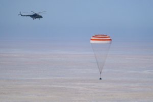 Rusijos erdvėlaivis „Sojuz“ sėkmingai grįžo į Žemę su trimis TKS įgulos nariais