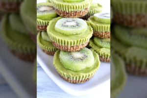 Avokadų ir kivių pyragaičiai, kurių nereikia kepti: gardu, gaivu ir žalia