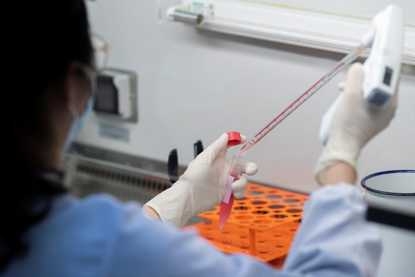 Viso pasaulio mokslininkai ir farmacijos įmonės bando surasti vaistą nuo koronaviruso.<br>Reuters/Scanpix nuotr.