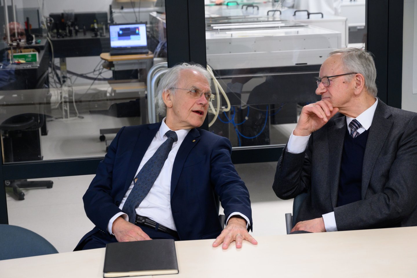  Nobelio fizikos premijos laureatas prof. Ž. Muru ir akad. A. Piskarskas dalinasi įžvalgomis apie lazerių raidą.<br> N. Garejevo nuotr.