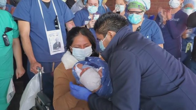 Užfiksuota jautri akimirka: koronavirusą įveikusi moteris pirmą kartą pamatė savo kūdikį