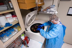 Jungtinėje Karalystėje pradėti didžiausi pasaulyje vaistų COVID-19 gydyti tyrimai