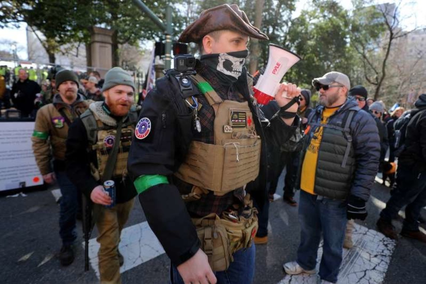 FKD ir kitų neonacių grupuočių nariai mėgsta pozuoti su ginklais ir dengti veidą kaukole papuoštomis kaukėmis.
