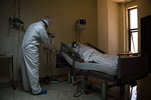 Angliją drebina dar vienas skandalas – medikams nurodyta dėvėti jau panaudotas vienkartines priemones