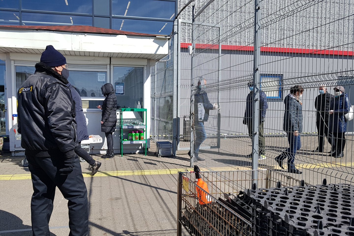 Klaipėdietį labiausiai nustebino tai, kad ir įėjimas į parduotuvę, ir išėjimas – per tuos pačius vartus.<br>Skaitytojo nuotr.