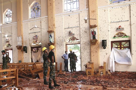 2019 m. trijuose Šri Lankos miestuose Kolombe, Negombe ir Batikaloa įvykdyti teroro aktai. Teroristai velykinių apeigų metu keliose katalikų bažnyčiose ir viešbučiuose susprogdino bombas, žuvo apie 260 žmonių, sužeista daugiau kaip 500. Atsakomybę už išpuolius prisiėmė „Islamo valstybė“.<br>„Reuters“/„Scanpix“ nuotr.
