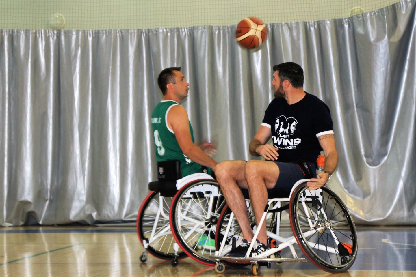  Broliai Lavrinovičiai prieš brolius Skučius vežimėlių krepšinyje<br> paralimpic.lt nuotr.
