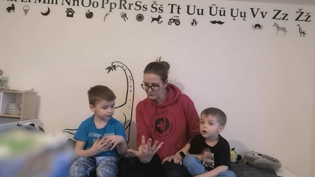 Mama pasidalijo nuotaikinga pirštukų žaidimų dainele 