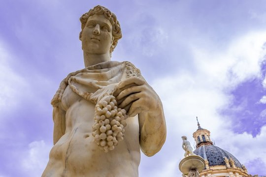 Balandžio 23-iąją senovės Romoje buvo švenčiamos aukščiausiajam dievui, dangaus valdovui ir žemdirbystės globėjui Jupiteriui skirtos vynininkystės šventės Vinalijos.<br>123rf nuotr.