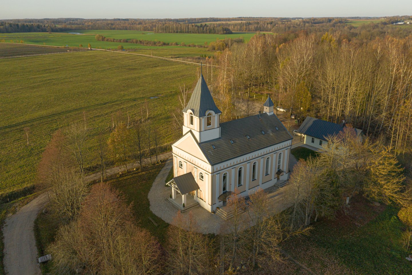  Pakutuvėnų Šv. Antano Paduviečio bažnyčia su vienuolynu.