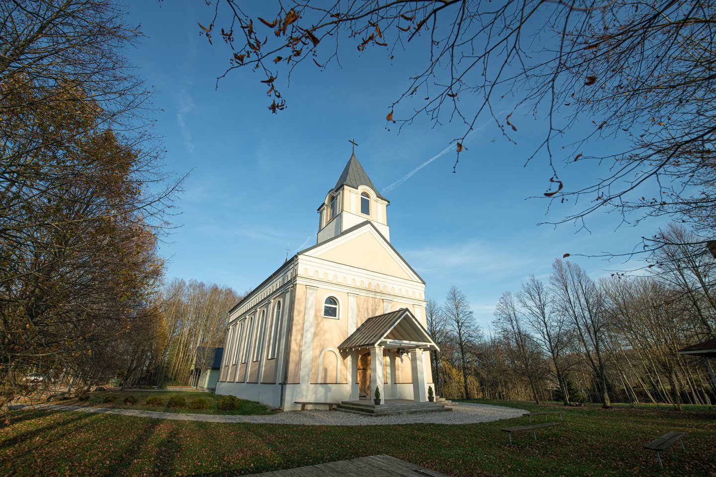  Pakutuvėnų Šv. Antano Paduviečio bažnyčia su vienuolynu.
