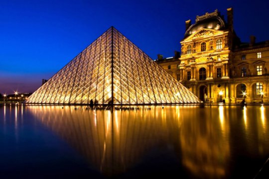 1917 m. gimė kinų kilmės amerikiečių architektas Ieoh Ming Pei. Suprojektavo stiklo Piramidę Luvro muziejuje Paryžiuje. Mirė 2019 m.