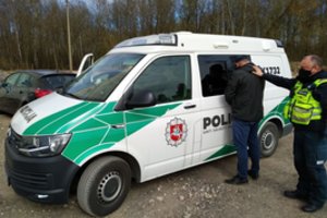 Kaune po gaudynių sulaikytas tadžikas, vairavęs vogtą automobilį „Lexus“