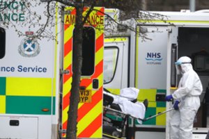 Pasaulyje koronavirusu užsikrėtusių žmonių skaičius viršijo 2,5 milijono, Jungtinėje Karalystėje – dar 825 mirtys