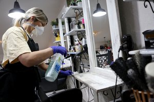 Nutarta: karantinas pratęstas, bet veiklą atnaujinti galės parduotuvės, kavinės, kirpyklos