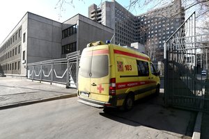 Rusijoje mirė koronavirusu užsikrėtęs medikas, ligoninės skelbia apie pavojingą situaciją