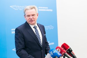 Konservatorė teigia, kad J. Narkevičius slepiasi nuo klausimų – nepasirodė komisijos posėdyje